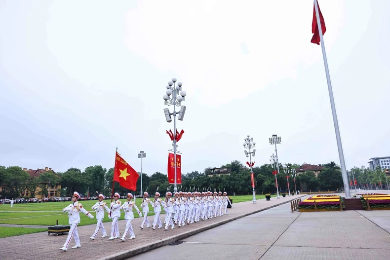 Đoàn quân kỳ Quyết Thắng thực hiện các nghi thức buổi lễ chào cờ thiêng liêng. (Ảnh: MINH ĐỨC/TTXVN)