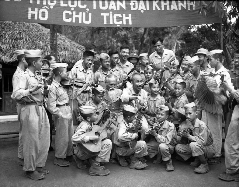 Chủ tịch Hồ Chí Minh với đoàn nghệ thuật thiếu nhi Liên khu X và đội thiếu sinh quân đến chúc mừng sinh nhật lần thứ 60 của Người tại chiến khu Việt Bắc, ngày 19/5/1950. (Ảnh: Tư liệu TTXVN)