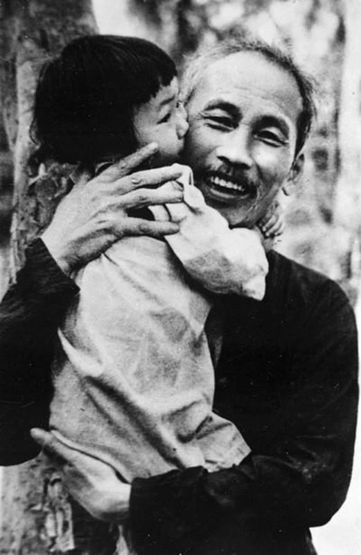 Bác Hồ dành nhiều tình cảm cho các cháu thiếu nhi (Việt Bắc, năm 1950). (Ảnh: Tư liệu TTXVN)