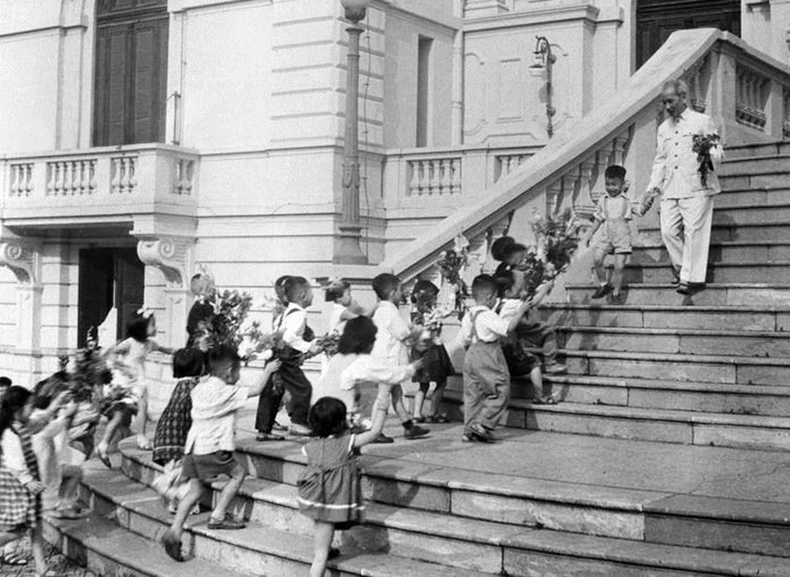 Chủ tịch Hồ Chí Minh đón các cháu thiếu nhi tại Phủ Chủ tịch trong ngày Tết Trung Thu năm 1961. (Ảnh: Tư liệu TTXVN)
