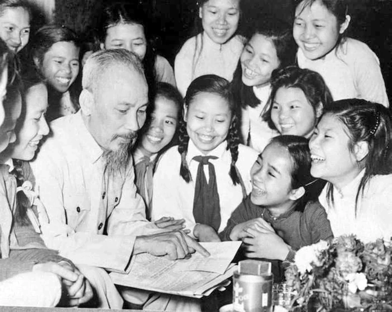 Học sinh Trường trung học Trưng Vương (Hà Nội) đến chúc mừng sinh nhật Chủ tịch Hồ Chí Minh, ngày 19/5/1956. (Ảnh: Tư liệu TTXVN)