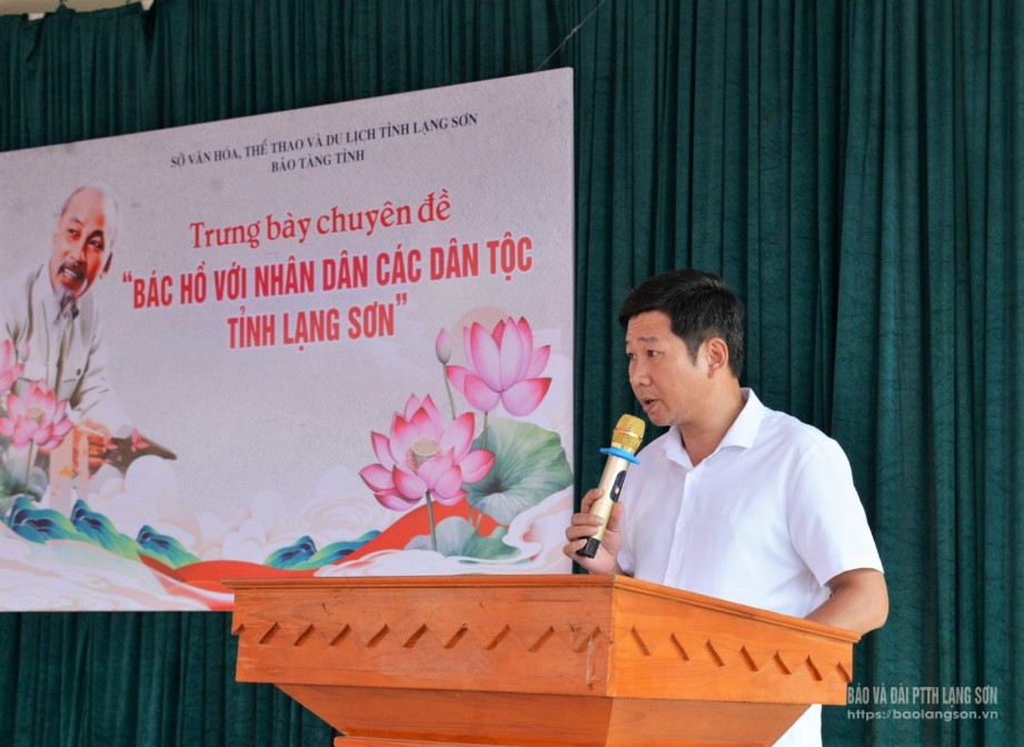 Lãnh đạo Bảo tàng tỉnh phát biểu khai mạc chương trình