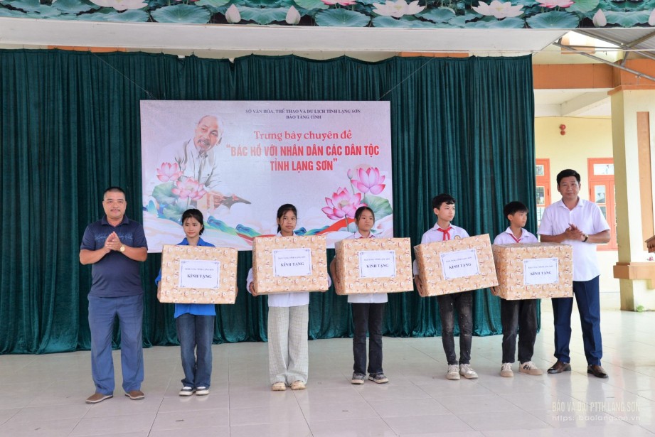 Lãnh đạo Bảo tàng tỉnh và lãnh đạo Thư viện tỉnh tặng quà cho các em học sinh có hoàn cảnh khó khăn, vượt khó vươn lên trong học tập tại Trường THCS Tú Đoạn, huyện Lộc Bình