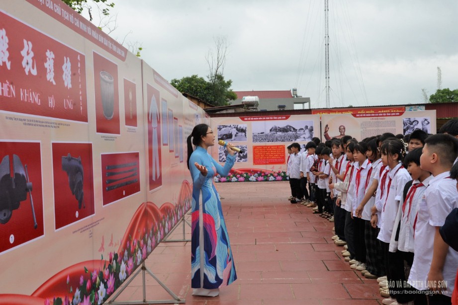Thuyết minh viên Bảo tàng tỉnh giới thiệu ý nghĩa các hình ảnh, tư liệu về Chủ tịch Hồ Chí Minh với Nhân dân các dân tộc tỉnh Lạng Sơn cho các em học sinh Trường THCS Tú Đoạn, huyện Lộc Bình