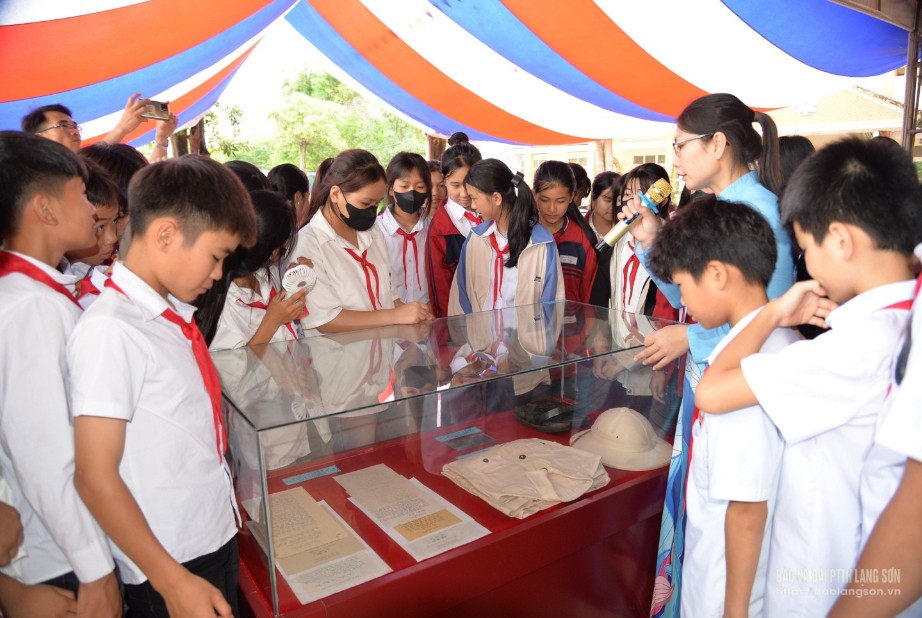 Thuyết minh viên Bảo tàng tỉnh giới thiệu ý nghĩa các tư liệu, hiện vật về Chủ tịch Hồ Chí Minh cho các em học sinh Trường THCS Tú Đoạn, huyện Lộc Bình