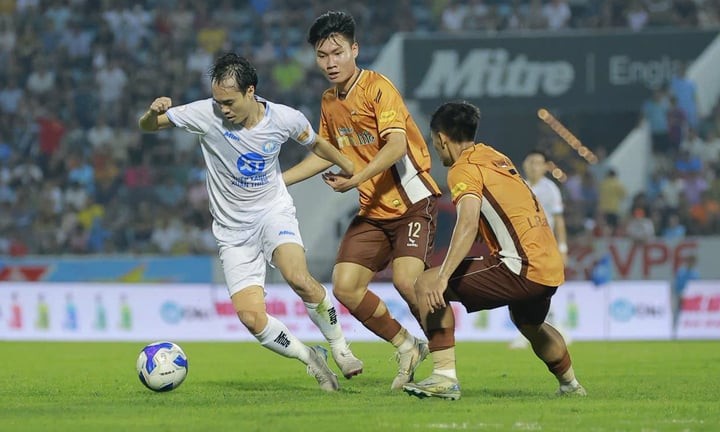 Văn Toàn góp 1 bàn thắng trong trận Nam Định đánh bại HAGL 6-1.