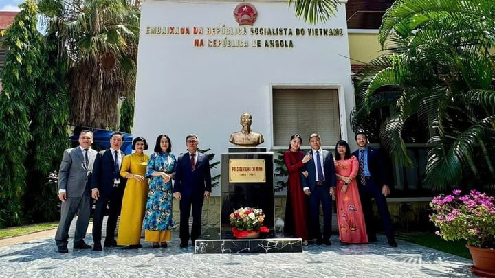 Tượng đài Chủ tịch Hồ Chí Minh trong khuôn viên Đại sứ quán Việt Nam tại Angola.