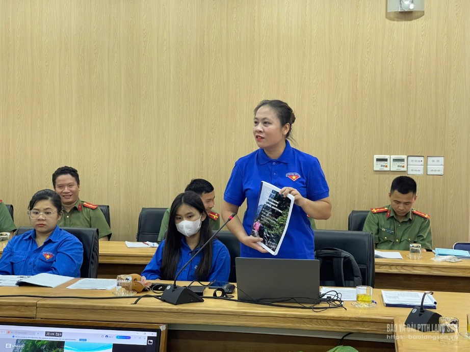 Lãnh đạo Phòng Quản lý Công viên địa chất Lạng Sơn, Trung tâm Xúc tiến Đầu tư, Thương mại và Du lịch tỉnh giới thiệu tổng quan về Công viên địa chất Toàn cầu UNESCO Lạng Sơn