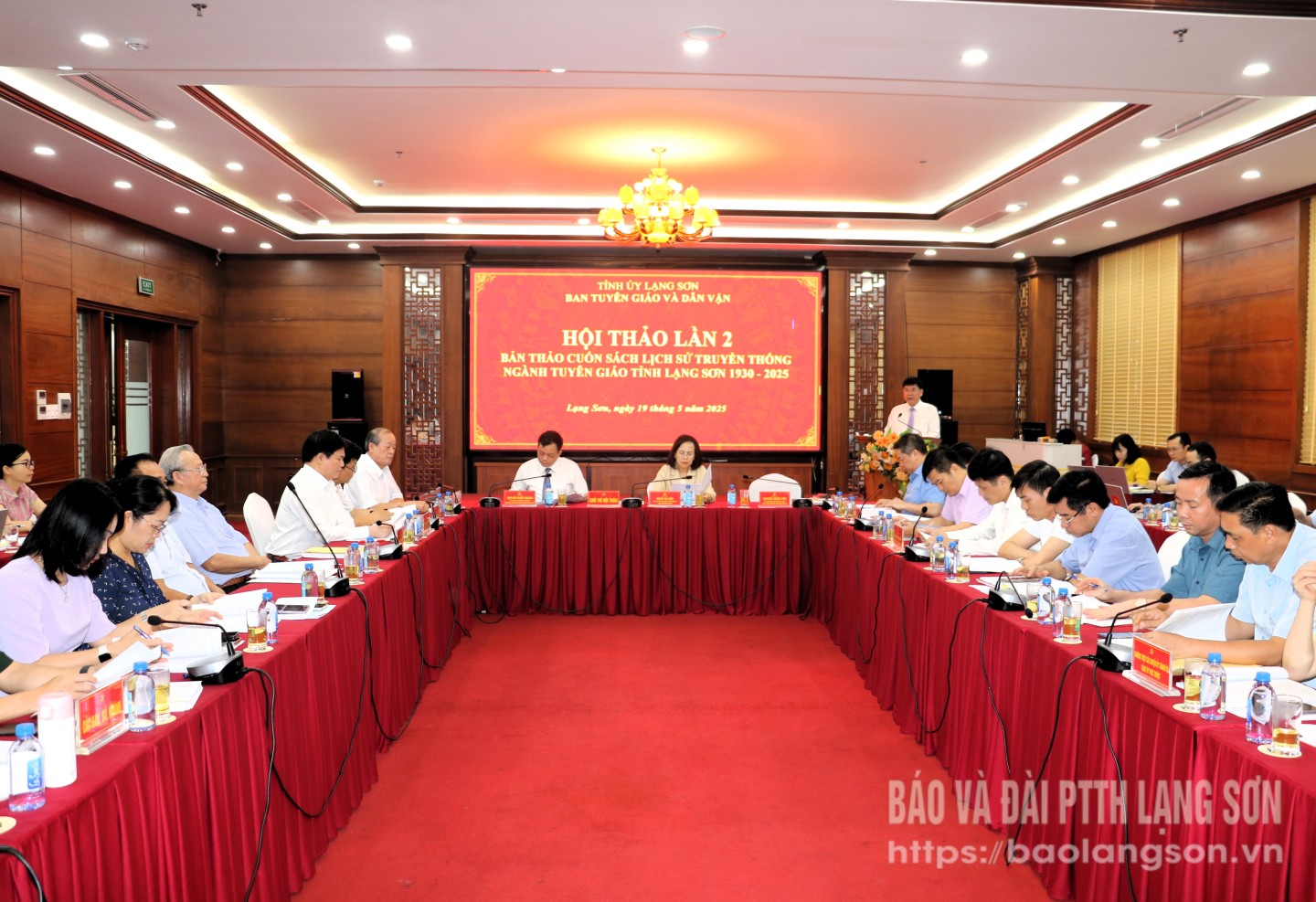 Đại diện lãnh đạo Ban Tuyên giáo và Dân vận Tỉnh ủy báo cáo kết quả nghiên cứu biên soạn, bổ sung bản thảo cuốn sách Lịch sử truyền thống ngành tuyên giáo tỉnh Lạng Sơn 1930 - 2025