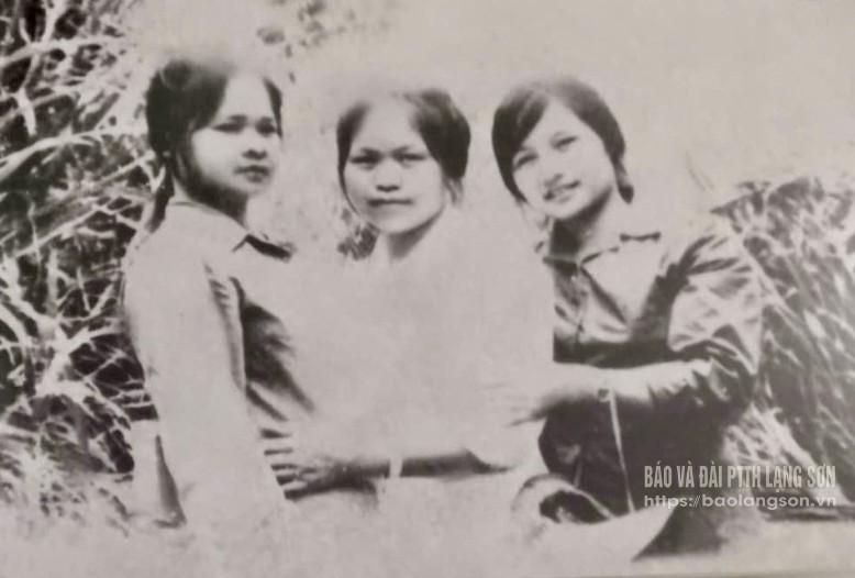 Bà Bùi Thị Định (ngoài cùng bên phải) chụp ảnh cùng các đồng đội vào tháng 6/1976