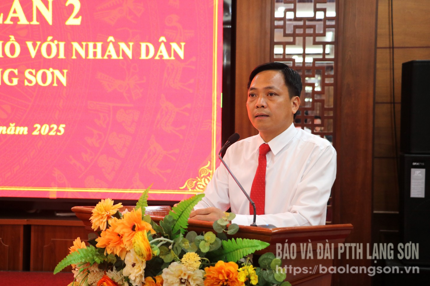 Đại diện lãnh đạo Ban Tuyên giáo và Dân vận Tỉnh ủy báo cáo kết quả nghiên cứu biên soạn, bổ sung bản thảo tái bản cuốn sách Bác Hồ với Nhân dân các dân tộc Lạng Sơn