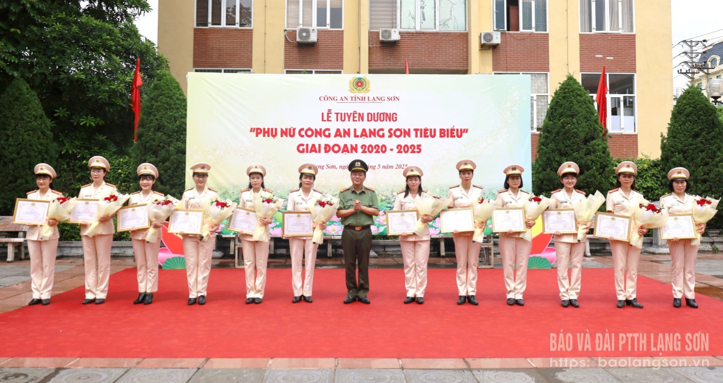 Đại tá Triệu Tuấn Hải, Phó Bí thư Đảng ủy, Phó Giám đốc Công an tỉnh trao giấy khen cho các cá nhân tiêu biểu