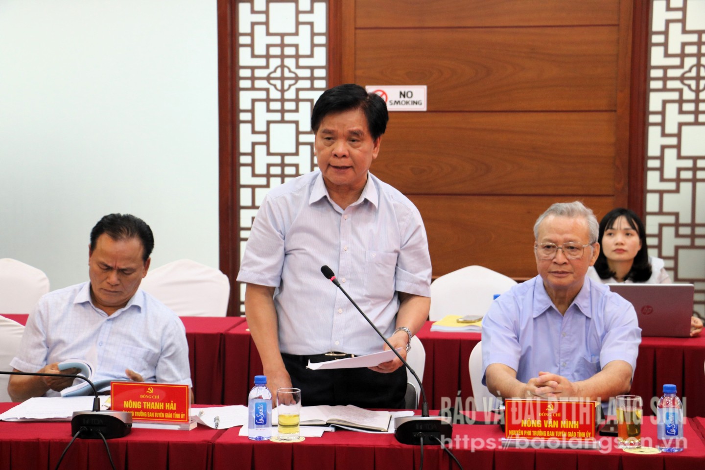 Thành viên Ban Biên soạn dự thảo cuốn sách Bác Hồ với Nhân dân các dân tộc Lạng Sơn phát biểu ý kiến tại hội thảo
