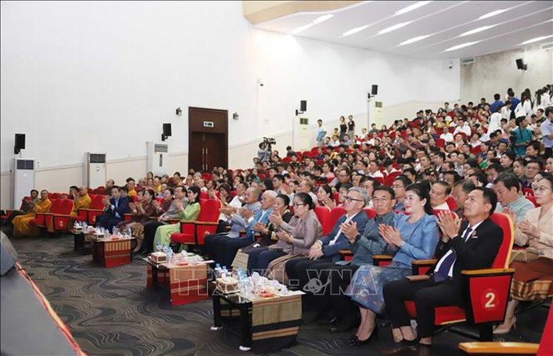 Đại diện lãnh đạo Đảng, Nhà nước Lào tham dự Hội diễn nghệ thuật quần chúng trong cộng đồng người Việt Nam tại Lào năm 2025. Ảnh: TTXVN