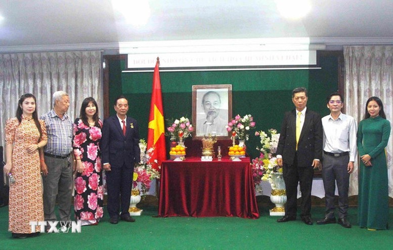 Ban Thường trực Hội Khmer-Việt Nam tại Campuchia dâng hương kỷ niệm 135 năm Ngày sinh Chủ tịch Hồ Chí Minh. Ảnh: TTXVN