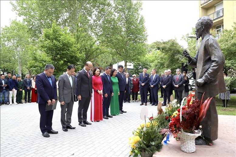 Đại sứ Việt Nam tại Hungary Bùi Lê Thái cùng cán bộ, nhân viên Đại sứ quán dâng hoa tại tượng đài Chủ tịch Hồ Chí Minh ở thành phố Zalaegerszeg. Ảnh: TTXVN