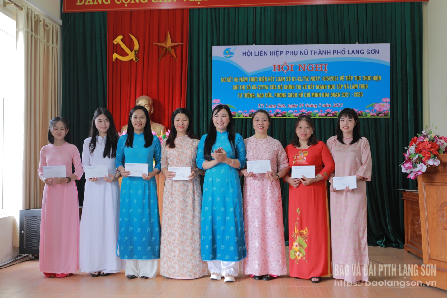 Lãnh đạo Hội LHPN thành phố trao giải cho các ý tưởng khởi nghiệp xuất sắc