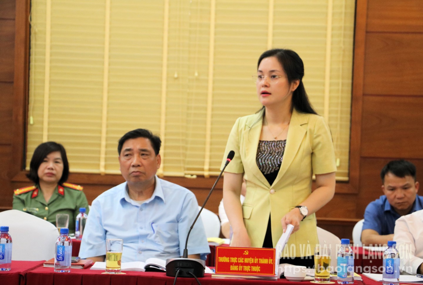 Lãnh đạo Huyện ủy Hữu Lũng phát biểu ý kiến tại Hội thảo lần 2 bản thảo cuốn sách Bác Hồ với Nhân dân các dân tộc Lạng Sơn