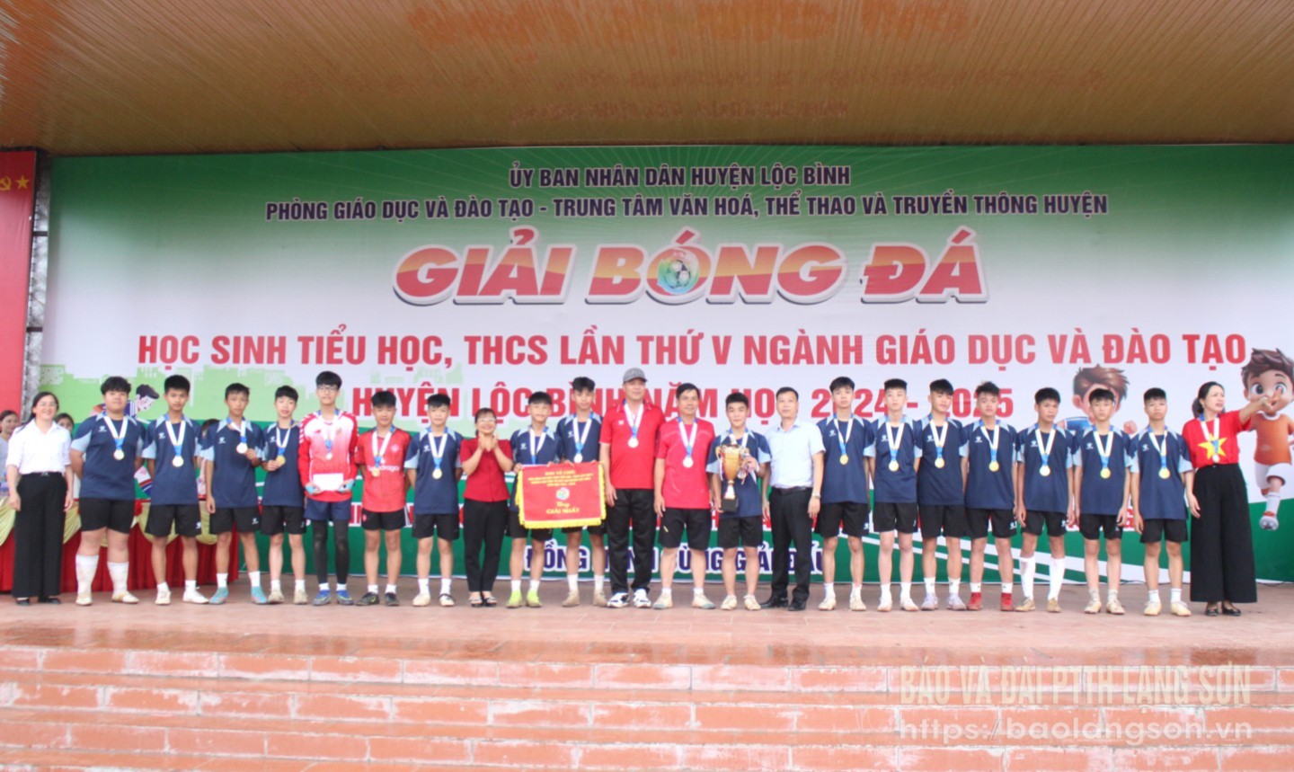 Đại diện Ban Tổ chức trao giải nhất cho đội bóng THCS thị trấn Lộc Bình