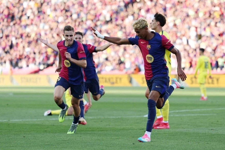 Lamine Yamal (bên phải) cùng đồng đội ăn mừng bàn thắng vào lưới Villarreal ở vòng 37 La Liga. Ảnh: fcbarcelona.com