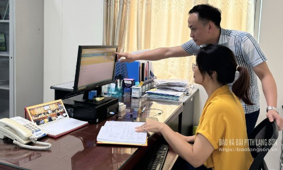 Cán bộ Chi cục Thống kê tỉnh kiểm tra thông tin điều tra doanh nghiệp năm 2025 trên website