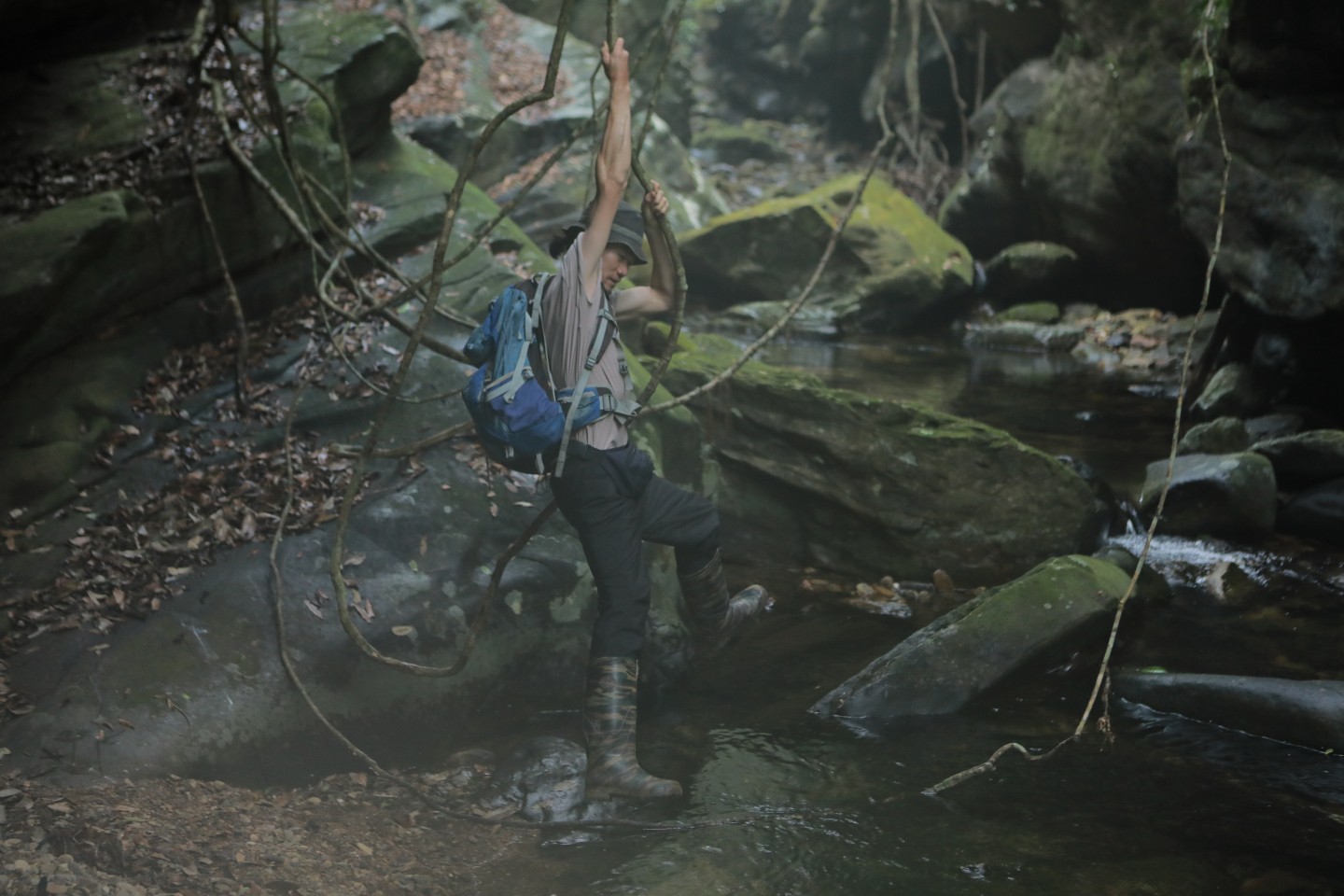Trong những ngày đầu tháng 5/2025, chúng tôi đã thực hiện một chuyến trekking (hình thức du lịch mạo hiểm, leo núi, dã ngoại ngoài trời) đầy thú vị trên cung đường dẫn đến dãy núi Mẫu Sơn, thuộc huyện Lộc Bình. Điều bất ngờ, dù chỉ cách trung tâm thành phố Lạng Sơn khoảng 35 km di chuyển bằng xe máy và thêm khoảng 2 km đi bộ xuyên qua những tầng cây lá, thác Bièng Khút dường như vẫn còn là một 