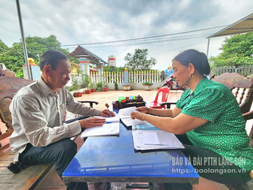 Bí thư, Trưởng thôn Chiến Thắng, xã Hoà Sơn, huyện Hữu Lũng (bên phải) tuyên truyền, vận động người dân bàn giao mặt bằng dự án Cụm Công nghiệp Hoà Sơn 1