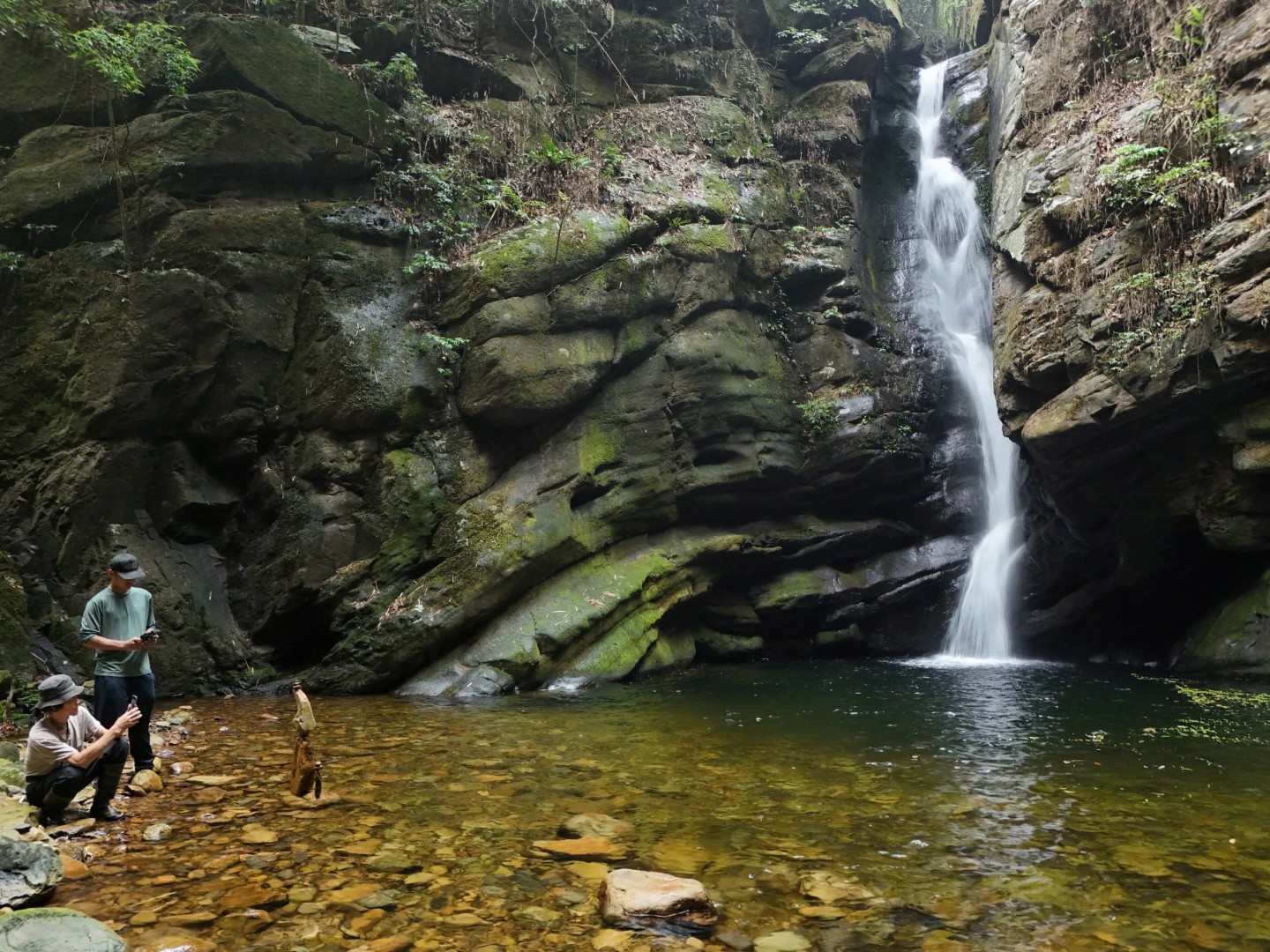 Cảm giác được ngâm mình trong làn nước mát lạnh, trong lành sau quãng đường trekking quả thực là một trải nghiệm thư giãn tuyệt vời, xua tan mọi mệt mỏi. Tạm xa những ồn ào, náo nhiệt của phố thị, bỏ lại những chiếc điện thoại thông minh, món quà trong trẻo mà thiên nhiên ban tặng nơi đây trở nên vô cùng quý giá. 