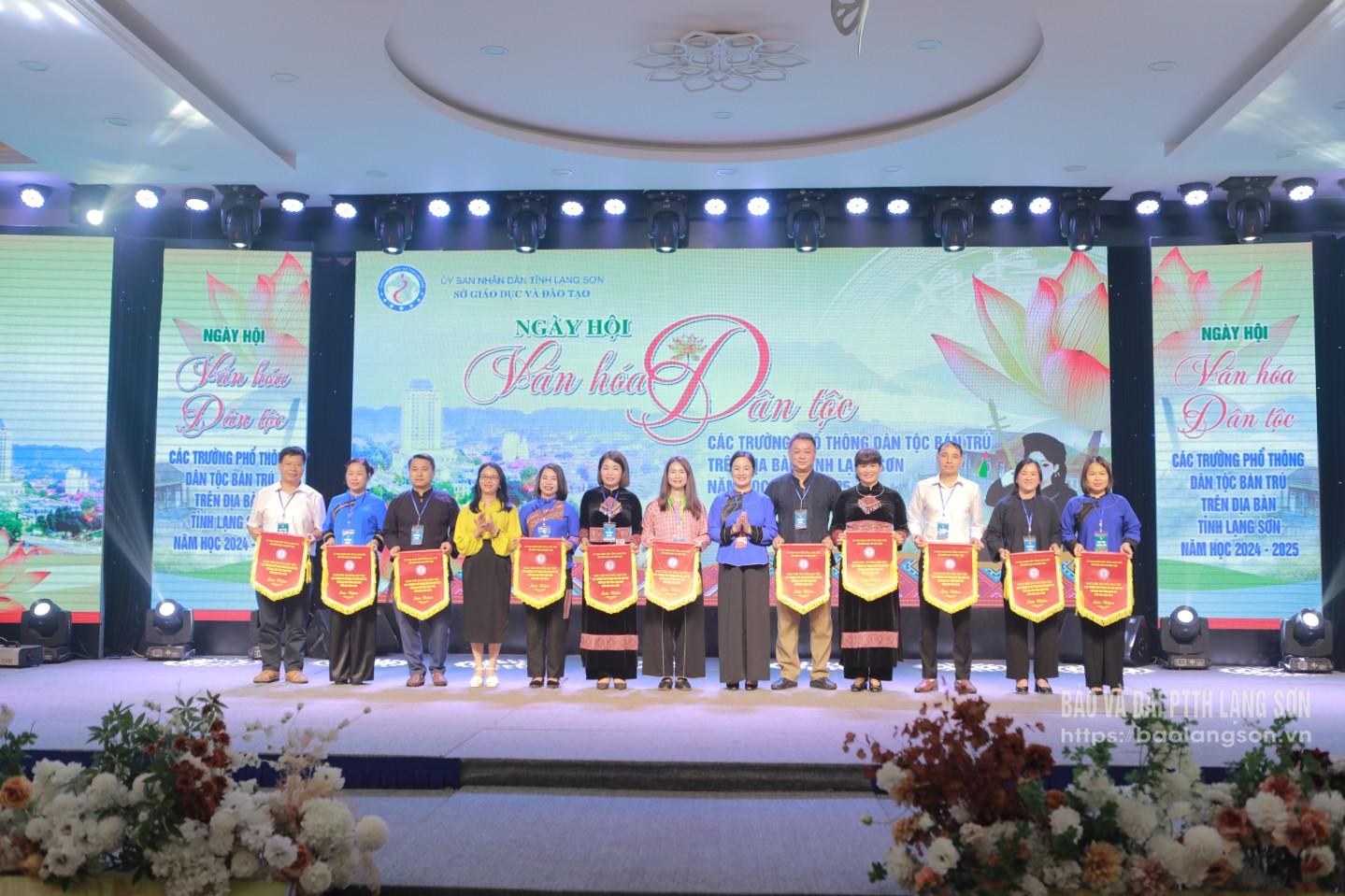 Lãnh đạo Sở Giáo dục và Đào tạo trao cờ lưu niệm cho các đơn vị tham gia ngày hội