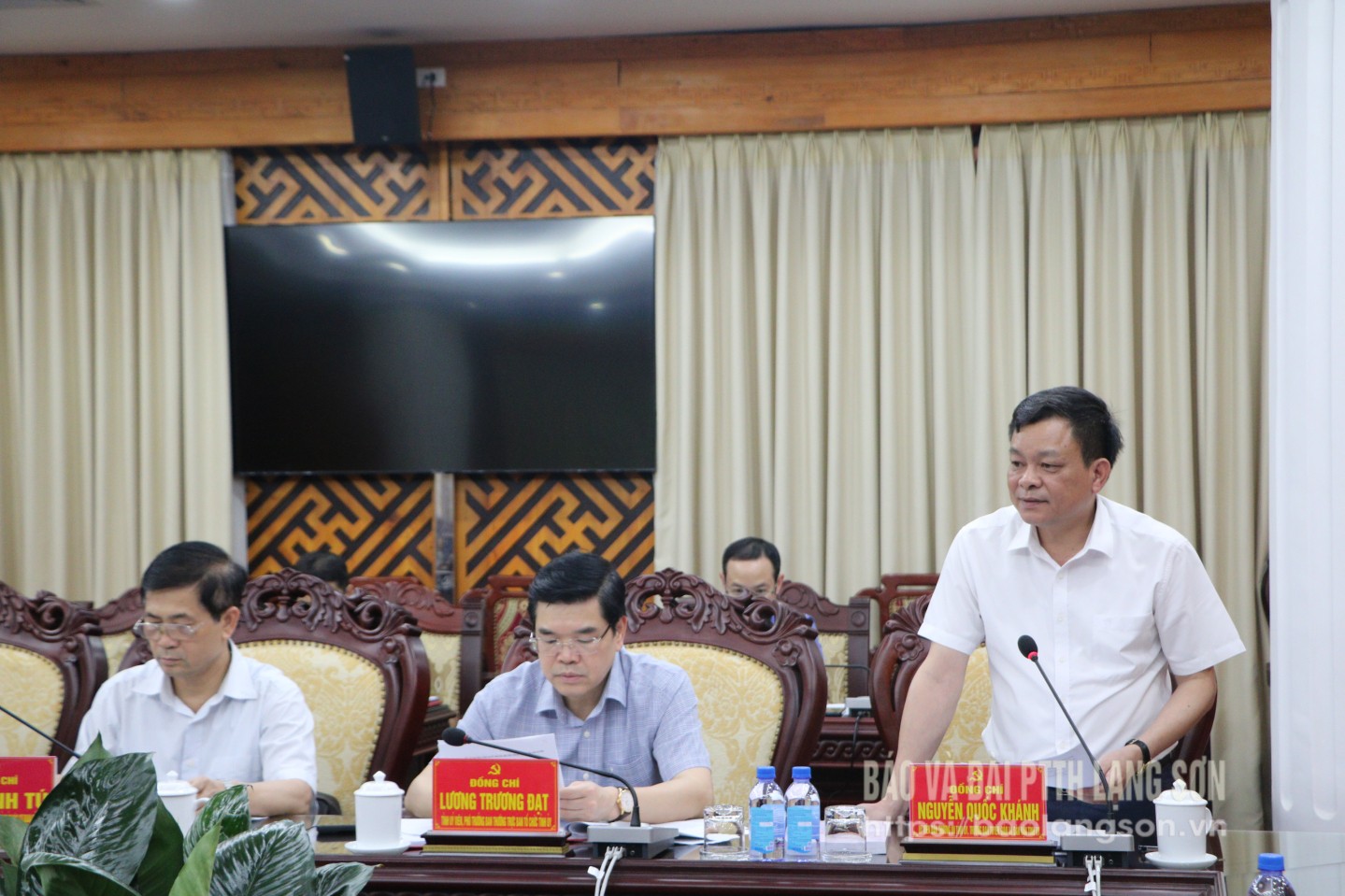 Đồng chí Nguyễn Quốc Khánh, Ủy viên Ban Thường vụ Tỉnh ủy, Trưởng Ban Tuyên giáo và Dân vận Tỉnh ủy điều hành nội dung thảo luận tại cuộc họp