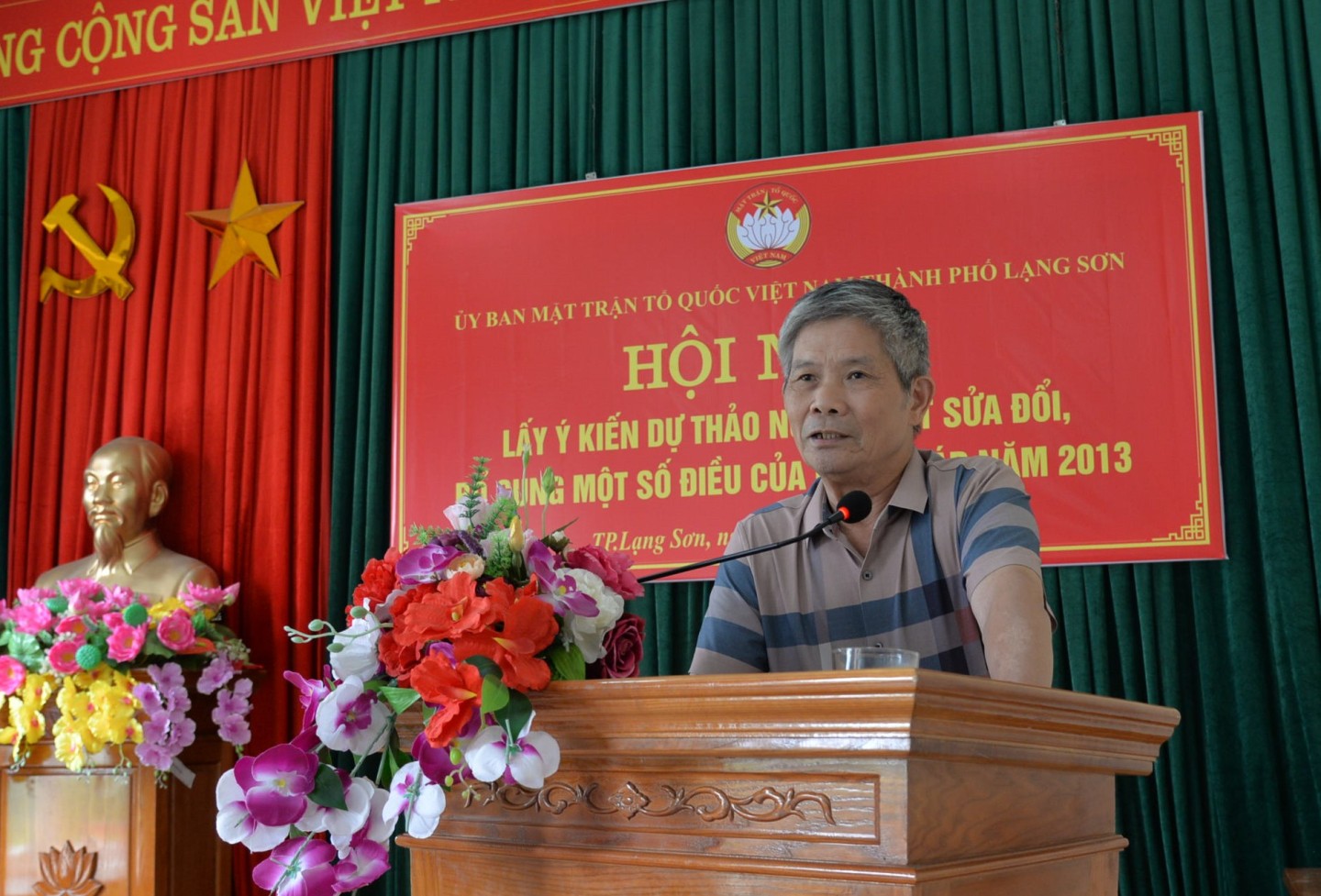 Đại diện Uỷ viên Uỷ ban MTTQ Việt Nam thành phố Lạng Sơn phát biểu đóng góp ý kiến tại hội nghị