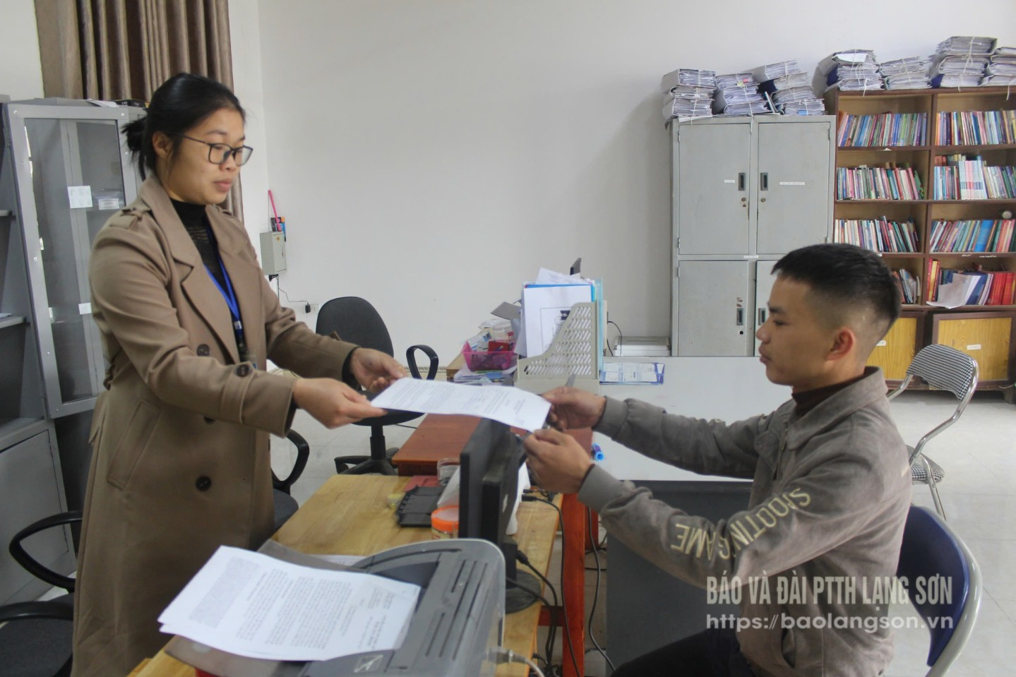Người dân thực hiện thủ tục hành chính tại bộ phận "một cửa" UBND xã Hòa Lạc, huyện Hữu Lũng