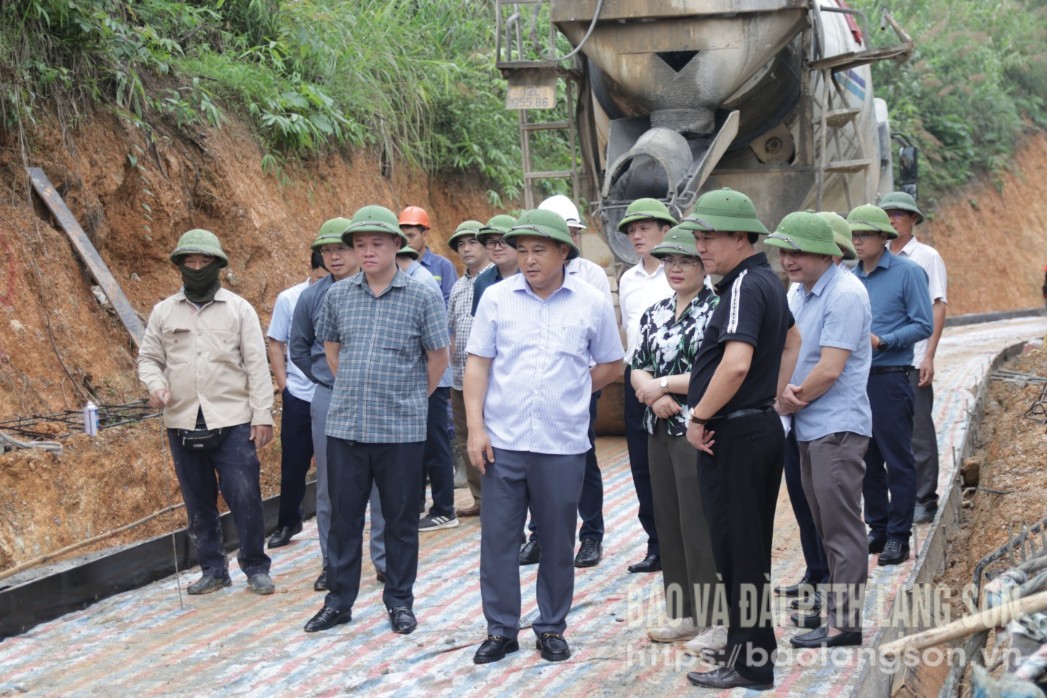 Đoàn công tác kiểm tra thực tế tiến độ thi công công trình đường giao thông thôn Pò Kiền (ĐH.01B) huyện Tràng Định