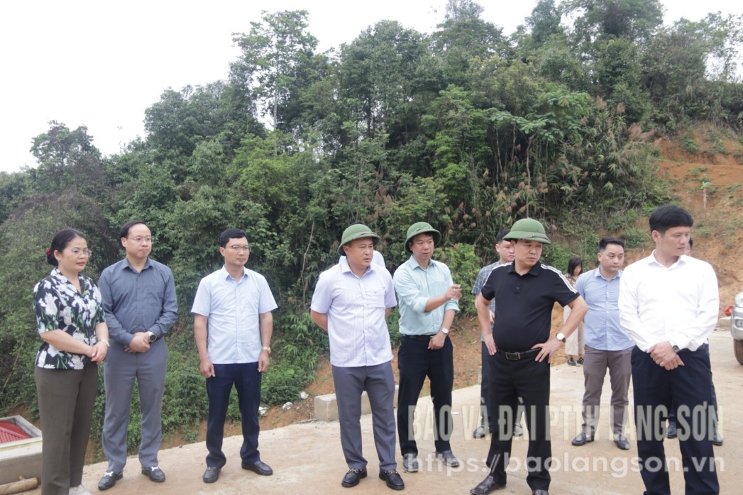 Đoàn công tác kiểm tra thực tế công trình thủy lợi thuộc dự án Hợp phần 3 trên địa bàn huyện Tràng Định