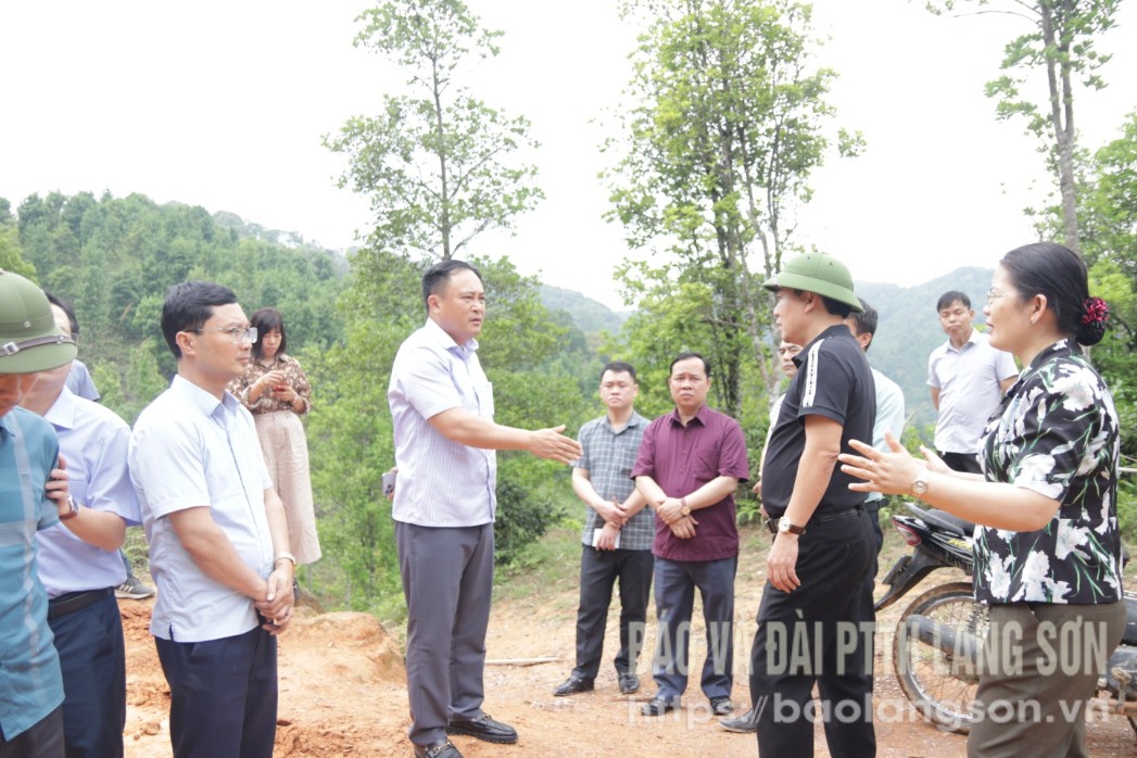 Đoàn công tác kiểm tra thực tế tiến độ triển khai thi công công trình đường Khuổi Con - Nà Nưa (xã Minh Khai) - Bản Hoay (xã Hồng Thái), huyện Bình Gia