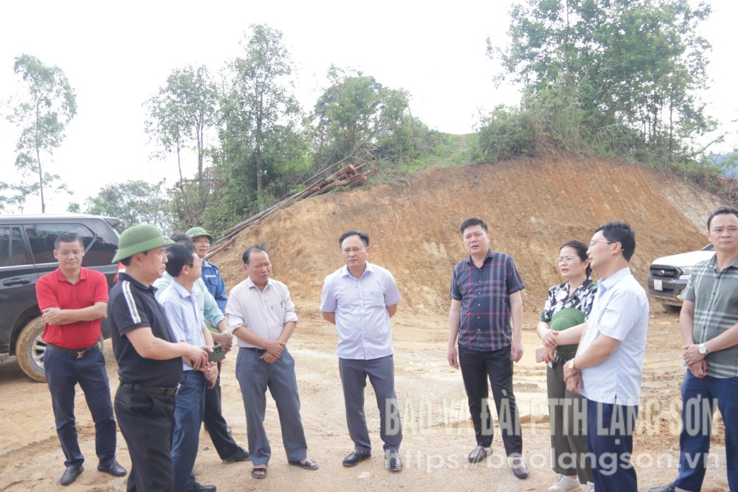 Đoàn công tác kiểm tra thực tế tiến độ thi công tuyến đường Tân Đoàn-Tràng Các-Đồng Giáp, huyện Văn Quan