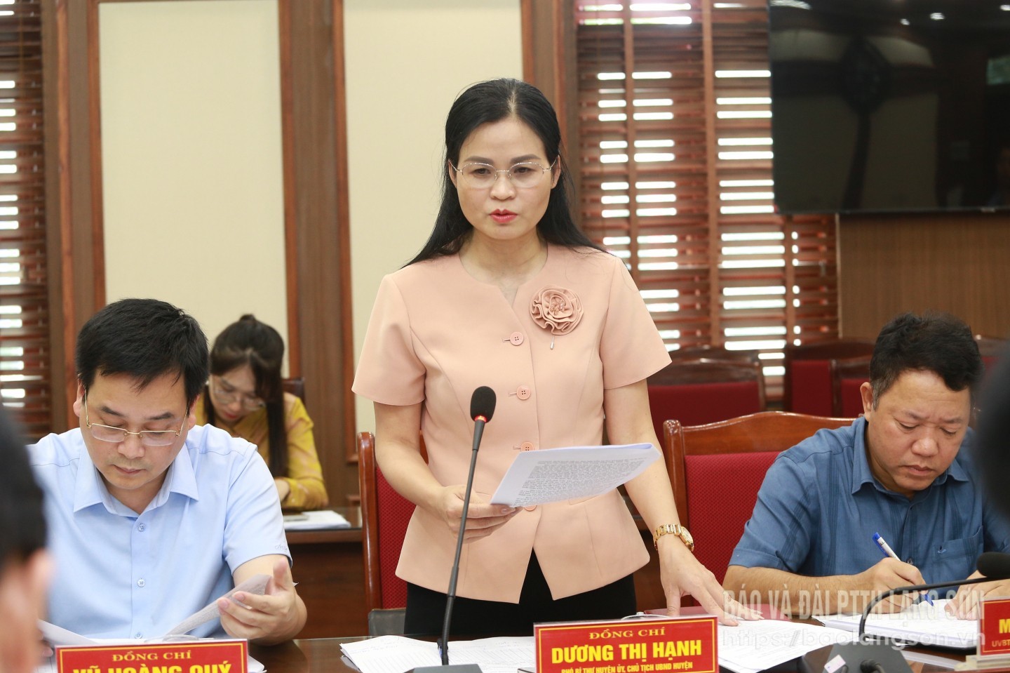 Lãnh đạo UNND huyện Hữu Lũng báo cáo tình hình thực hiện Chương trình hỗ trợ xoá nhà tạm, nhà dột nát trên địa bàn huyện với đoàn kiểm tra