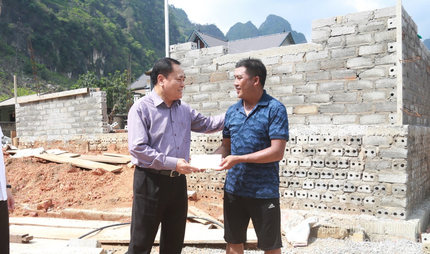 Đồng chí Hồ Tiến Thiệu, Phó Bí thư Tỉnh ủy, Chủ tịch UBND tỉnh thăm, tặng quà động viên hộ gia đình được hỗ trợ xây dựng nhà theo chương trình ở thôn Loi, xã Yên Sơn, huyện Hữu Lũng