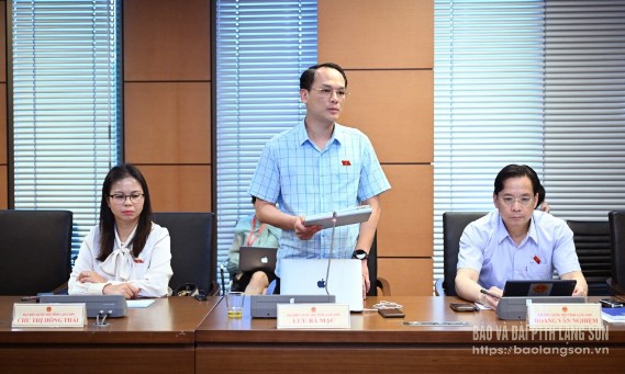 Đại biểu Lưu Bá Mạc, Đoàn ĐBQH tỉnh Lạng Sơn phát biểu ý kiến tại buổi thảo luận tổ