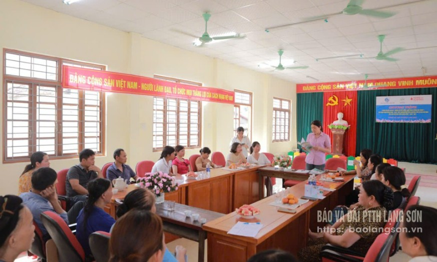 Đại diện Hội Liên hiệp Phụ nữ xã Quảng Lạc, thành phố Lạng Sơn tuyên truyền các quy định về bảo vệ môi trường cho người dân