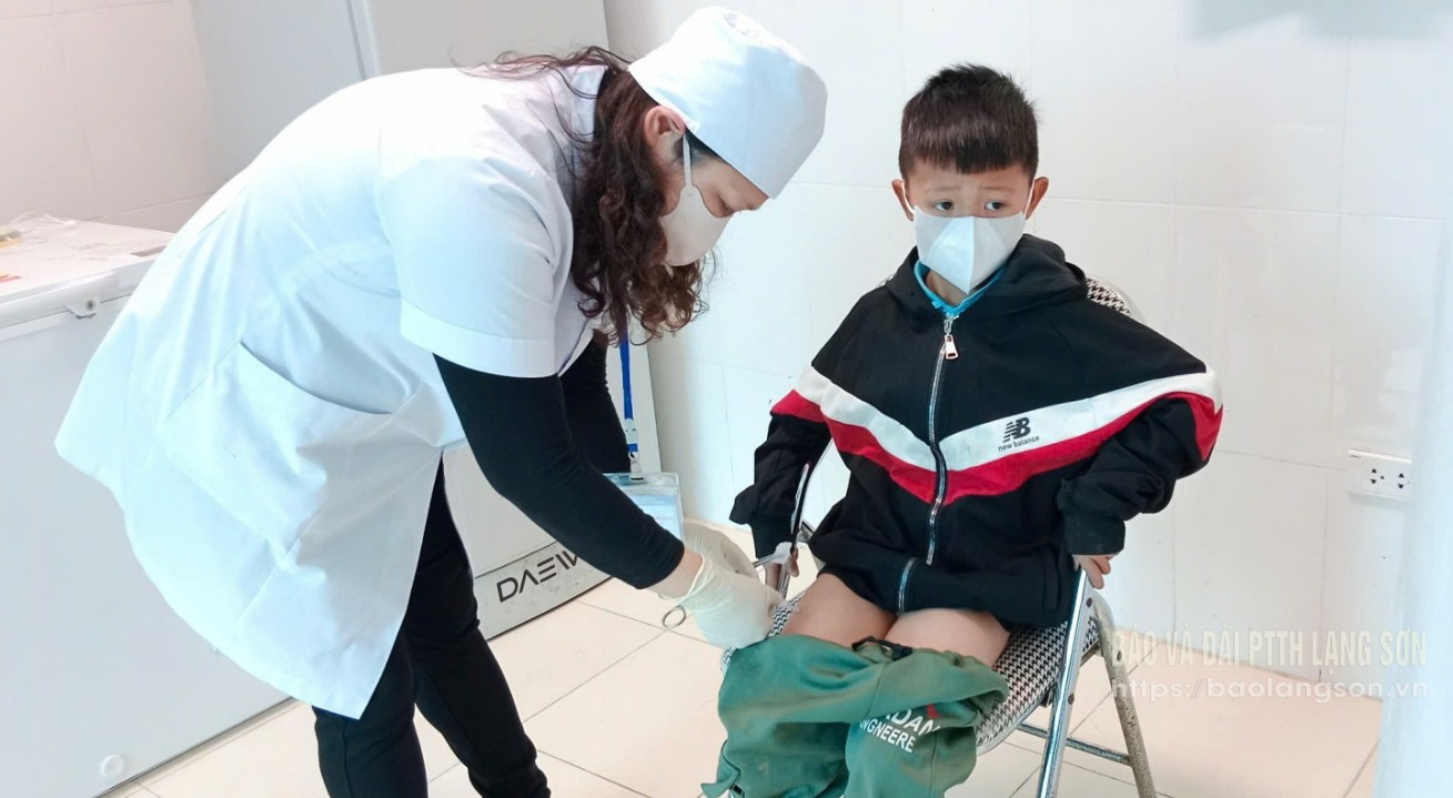 Cán bộ Trung tâm kiểm soát bệnh tật tỉnh tiêm vắc - xin phòng dại cho trẻ