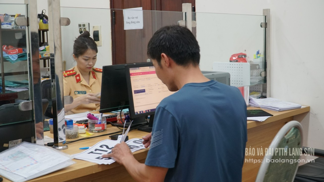 Cán bộ Phòng Cảnh sát giao thông Công an tỉnh làm thủ tục cấp biển tạm cho xe cơ giới nhập khẩu