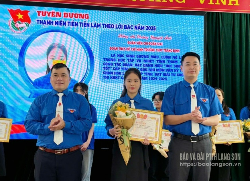 Hoàng Nguyệt Ánh nhận danh hiệu Thanh niên tiên tiến làm theo lời Bác năm 2025 cấp tỉnh do lãnh đạo Tỉnh đoàn trao tặng
