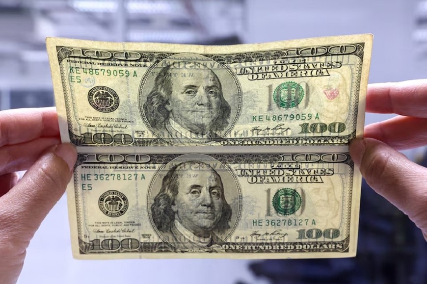 Tỷ giá USD hôm nay, 21-5: Đồng USD tiếp tục trượt giá. Ảnh: Reuters