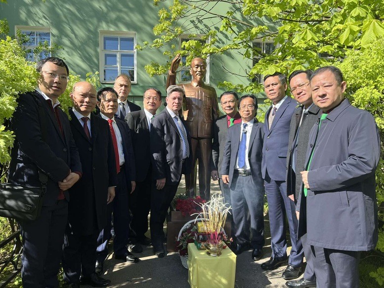Các đại biểu chụp hình lưu niệm bên tượng Chủ tịch Hồ Chí Minh đặt tại khuôn viên trường Đại học Tổng hợp Quốc gia Saint Peterburg nhân lễ kỷ niệm 135 năm ngày sinh của Người - Ảnh: VGP