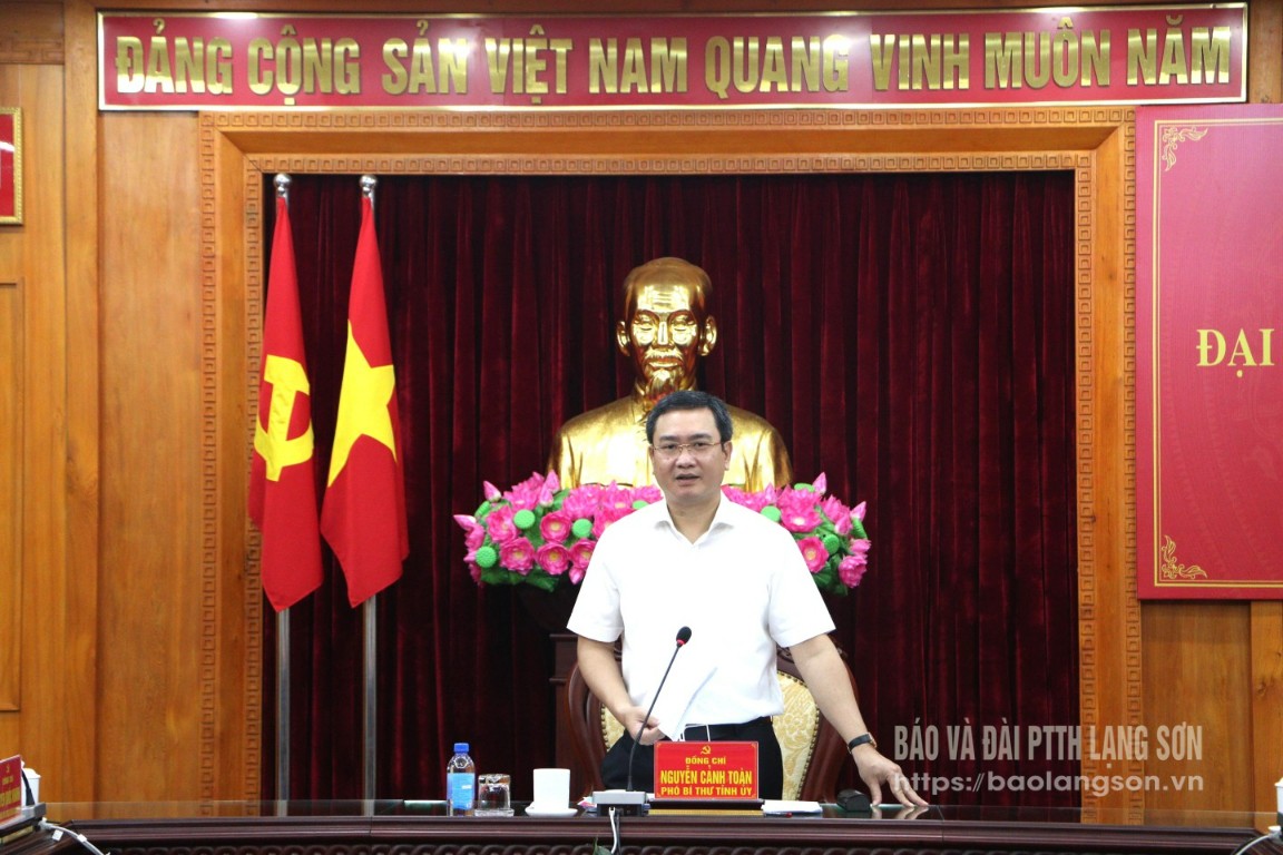 Đồng chí Nguyễn Cảnh Toàn, Phó Bí thư Tỉnh ủy phát biểu chỉ đạo cuộc họp