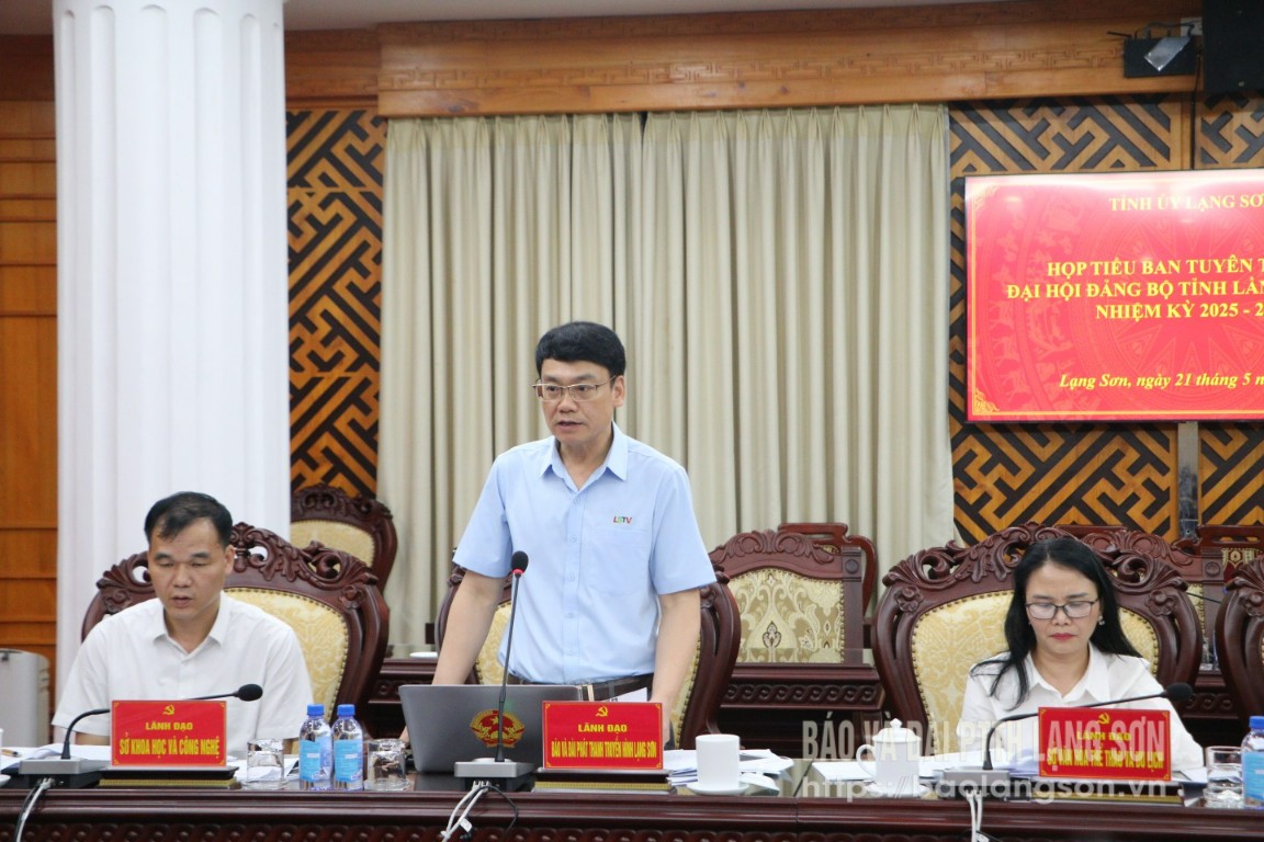 Lãnh đạo Báo và Đài Phát thanh truyền hình Lạng Sơn phát biểu tại cuộc họp