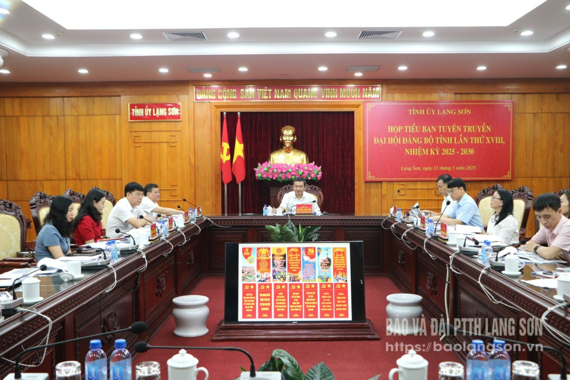 Các đại biểu theo dõi phương án thiết kế maket tuyên truyền