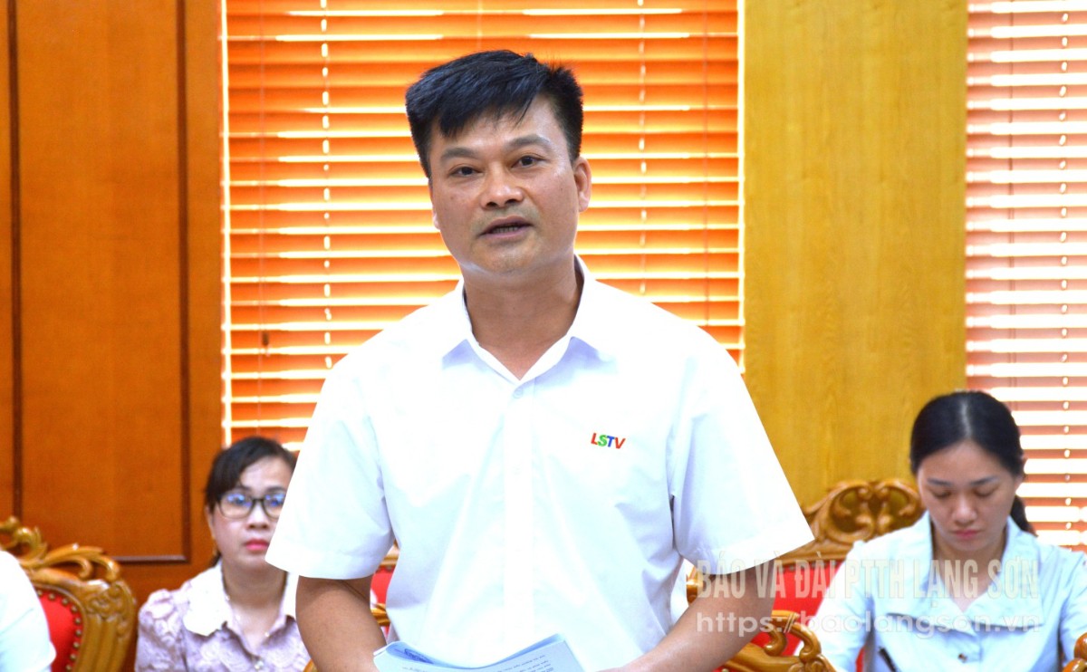 Lãnh đạo Báo và Đài Phát thanh truyền hình tỉnh phát biểu tại cuộc họp về công tác tuyên truyền