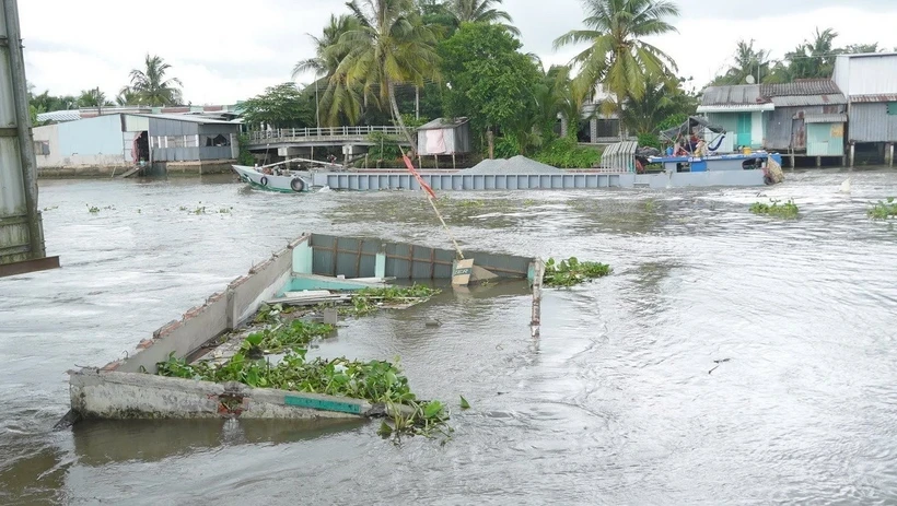Căn nhà của hộ ông Nguyễn Văn Dũng bị nhấn chìm xuống sông Ô Môn, ước tính thiệt hại khoảng 150 triệu đồng. (Ảnh: TTXVN phát)